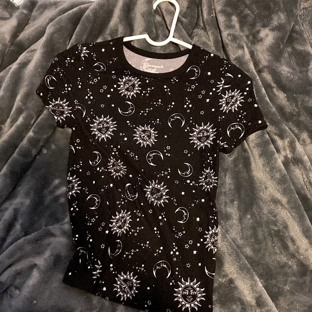 i’m selling this sun a moon white and black t shirt.